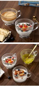 Detailansicht von Vintage-Glasbechern mit Relief, gefüllt mit Joghurt