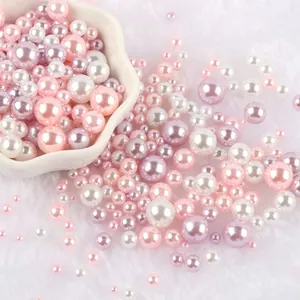Primo piano di perle finte pastello miste 3-10mm per creazioni fai da te