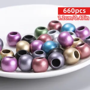 Nahaufnahme von 1,2 cm matten Acrylperlen in verschiedenen Farben für DIY-Schmuck.