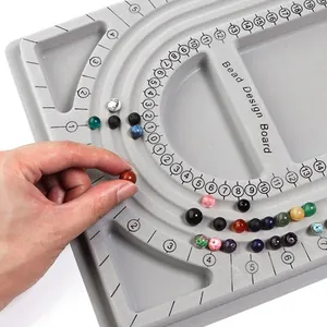 Dettaglio del vassoio per perline con scala graduata per la creazione di gioielli DIY