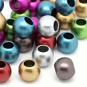 Nahaufnahme bunter 10/12mm matter Acrylperlen mit großem Loch für DIY-Schmuckarmbänder.