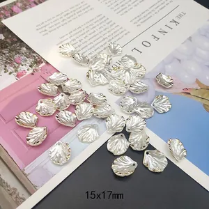 Detailansicht von 15x17mm goldumrandeten Acryl-Muschelanhängern für DIY-Schmuck