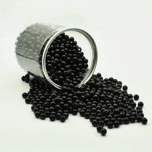 Gros plan de perles rondes en acrylique noir brillant sortant d'un bocal en plastique