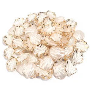 Detailansicht von Perlglanz-Muschelperlen mit elegantem Goldrand zum Selbermachen