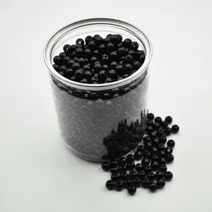 Vue détaillée de perles acryliques rondes noires brillantes dans un pot clair