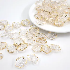 Detailansicht von transparenten Acryl-Blattanhängern mit Goldrand für DIY-Bastelarbeiten