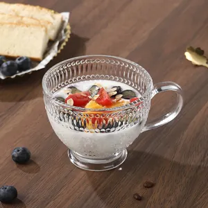 Vintage Glasbecher mit Kirschblütenprägung für Frühstücksflocken und Joghurt auf Holztisch