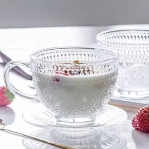 Elegante Glastasse mit floralem Reliefe und Untertasse für Frühstückshaferflocken und Joghurt