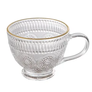 Eleganter Kaffeepokal aus Klarglas mit Goldrand und geprägten Sonnenstrahlen-Mustern