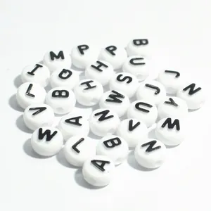 Dettaglio perline rotonde con lettere in acrilico bianco da 10 mm per gioielli fai da te