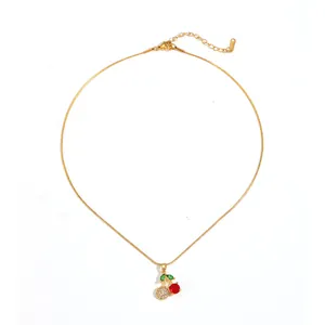 Elegante collana dorata con pendente a ciliegia e cristalli rossi e verdi brillanti