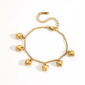 Detailaufnahme eines goldenen Titanstahl-Armbands mit Herzanhängern
