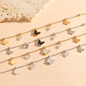 Gros plan d'élégants bracelets papillon en acier inoxydable avec breloques cristal