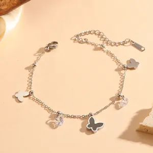 Gros plan d'un bracelet papillon en acier inoxydable argenté avec zircon et nacre noire