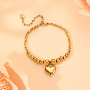 Detailansicht eines goldenen Edelstahl-Perlenarmbandes mit einem soliden Herzanhänger