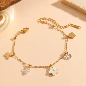Gros plan sur un bracelet papillon en acier inoxydable doré avec insert en nacre