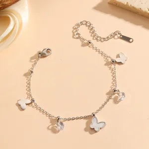 Vue détaillée du bracelet papillon en argent avec incrustation de nacre et cristaux