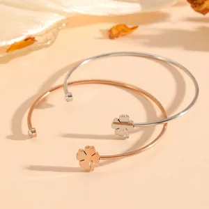 Close-up van open armbanden met klavertje vier in goud en zilver