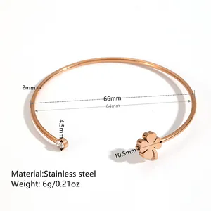 Roségouden roestvrijstalen open armband met klavertje vier en maatinformatie
