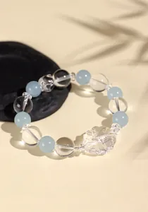 Dettaglio del bracciale volpe a nove code in cristallo bianco con ombre di foglie