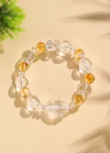 Vista dettagliata di un bracciale in cristallo di rocca con charm volpe a nove code intagliato.