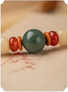 Macro detail van natuurlijke bodhi wortel armband met kleurrijke gemengde kralen