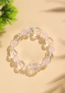 Primo piano di bracciale in cristallo e quarzo rosa con ciondolo volpe