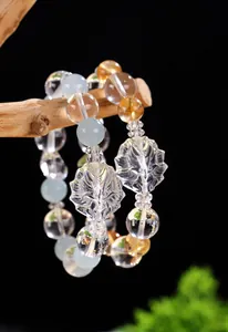 Dettaglio di bracciale in cristallo con ciondolo a forma di volpe a nove code intagliato