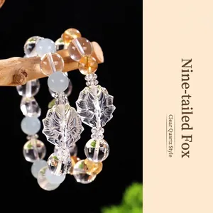 Elegante bracciale di cristallo bianco a nove code di volpe con accenti di acquamarina e calcedonio.