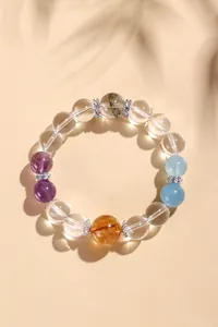 Detailansicht eines bunten Kristallarmbands mit Bergkristall, Amethyst und Aquamarin