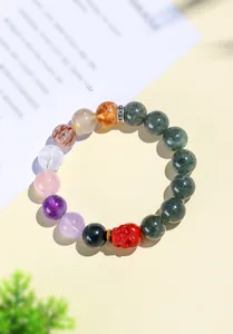 Detailweergave van een 12mm edelsteen armband met een uitgesneden rode agaat schedelkraal
