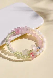 Dettaglio ravvicinato di bracciale a doppio filo in quarzo rosa e agata bianca.