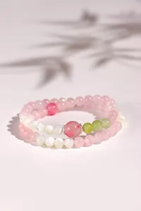 Vista dettagliata del bracciale a doppio filo in quarzo rosa e agata bianca con ombre soffuse