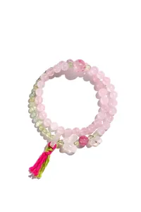 Vista dettagliata del bracciale a doppio filo in quarzo rosa con farfalla e nappa