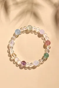 Detailansicht eines Edelstein-Armbands aus klarem Quarz mit natürlichen Schatten