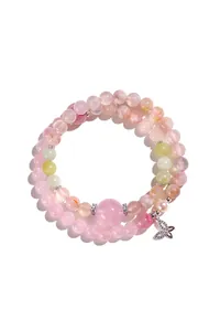 Primo piano del bracciale doppio in quarzo rosa e agata bianca con ciondolo a farfalla