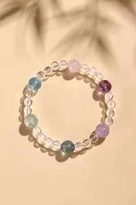 Detaillierte Makroansicht von Bergkristall und bunten Edelstein Perlenarmband Damen