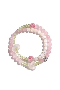 Vista dettagliata del bracciale a due strati in quarzo rosa con farfalla di agata.