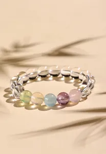 Bergkristall Armband mit bunten Edelsteinperlen in einer detaillierten Nahaufnahme
