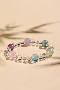 Detailansicht eines klaren Kristallarmbands mit bunten Amethyst- und Aquamarinperlen