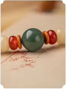 Makroaufnahme von jadeisierten Bodhi-Wurzelperlen mit lebendigem Mehrfarben-Finish.