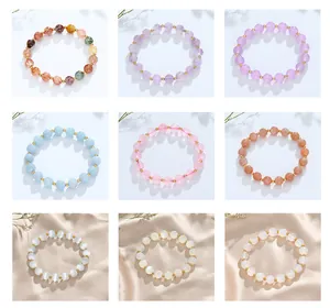 Close-up van diverse kristallen kralenarmbanden met elegante gouden tussenkralen