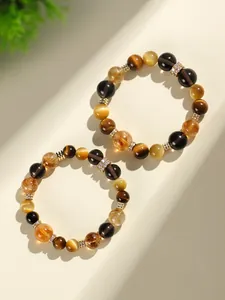 Vue détaillée des perles d'œil de tigre et de quartz sur ces bracelets élégants