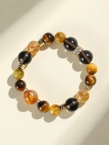 Vue détaillée d'un élégant bracelet en pierres avec perles d'œil de tigre et quartz