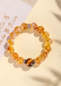 Vue détaillée d'un bracelet en citrine naturelle avec pierre œil de tigre