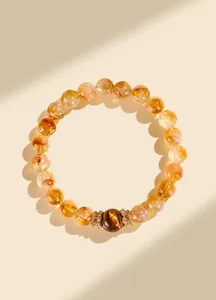 Vue détaillée d'un élégant bracelet en citrine et œil de tigre avec accents dorés.