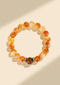 Vue détaillée d'un bracelet en perles de citrine naturelle et œil de tigre pour femme