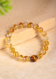 Vue macro détaillée d'un bracelet en perles de citrine naturelle et d'œil de tigre