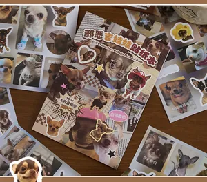 Vue rapprochée du carnet d'autocollants Evil Chihuahua avec motifs de mèmes de chiens