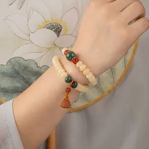 Elegant crèmegeel Bodhi-wortel armband met dubbele wikkel en lotus- en kwastbedeltjes